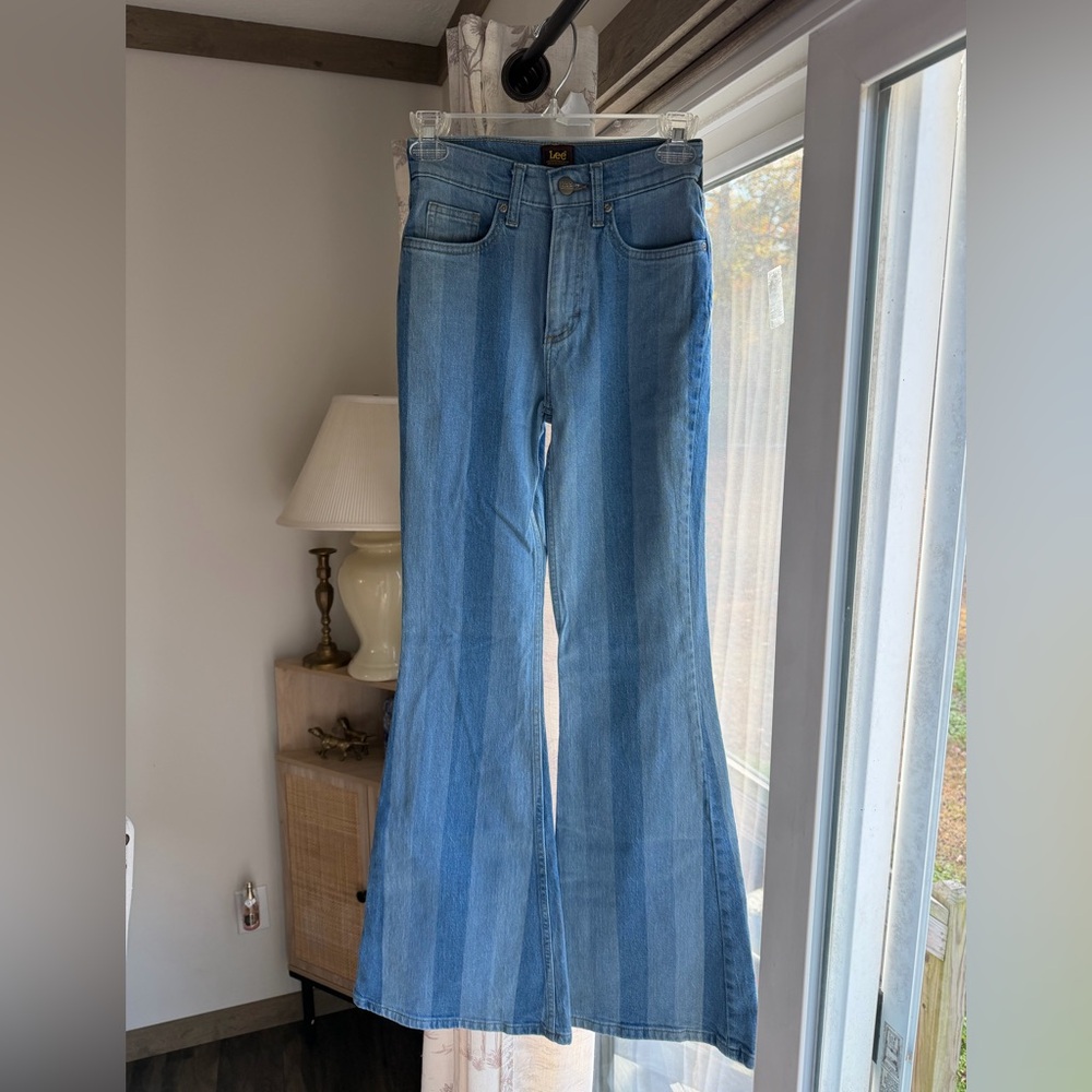 Lee “Hits of Blue” High Rise Flare Jean EUC size 24x33!